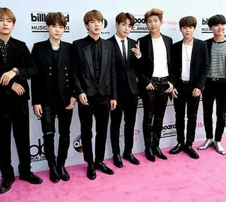 15MinutosCo's tweet photo. #BBMAs  @BTS_twt se llevó el premio a artista favorito de redes sociales #Billboards2017 https://t.co/oi34uWYCrn