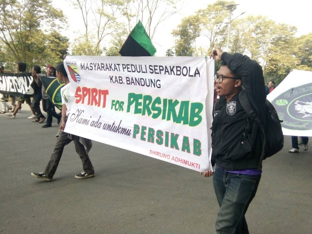 PRFMnews's tweet photo. 09.20 | Kevin: Foto aksi kemarin  Di kawasan Si Jalak Harupat,ada aksi masyarakat empertanyakan kejelasan nasib Persikab https://t.co/XnZkm0QnG9