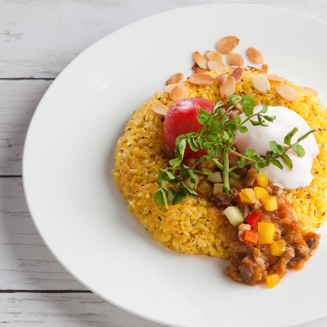 秋田キャッスルホテル ビタミンカラーのランチで元気をチャージ 柔らかく煮込んだ牛肉といただくターメリックライス ごはんの黄色とトマトの赤が目にも鮮やかで 元気の出る一皿です 1f ザ キャッスル 週替わりランチ 17 5 28 1 500円税別