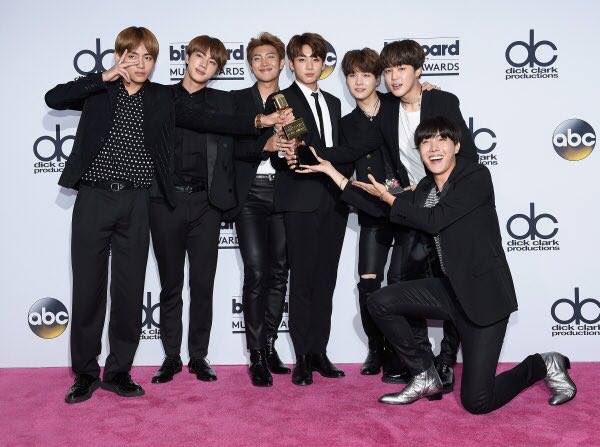 MTuan040993's tweet photo. LINDOSS😍
ORGULHO😭
AMO VOCÊS 
#BBMAs
#BTSBBMA https://t.co/J9WVIePmxW