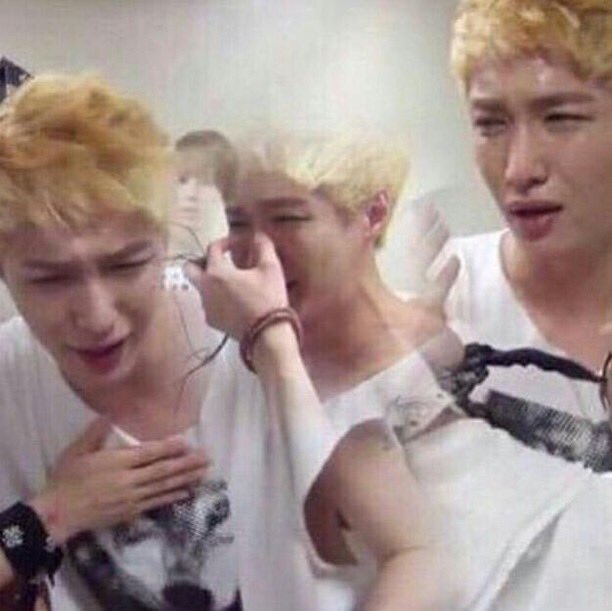 bangtanfuckboy's tweet photo. Fans: OMG BTS WILL PERFORM NOT TODAY ON STAGE
BTS&amp;Bighit: not today
#BTSBBMAs #BBMAs https://t.co/HFZQ5aKbJh