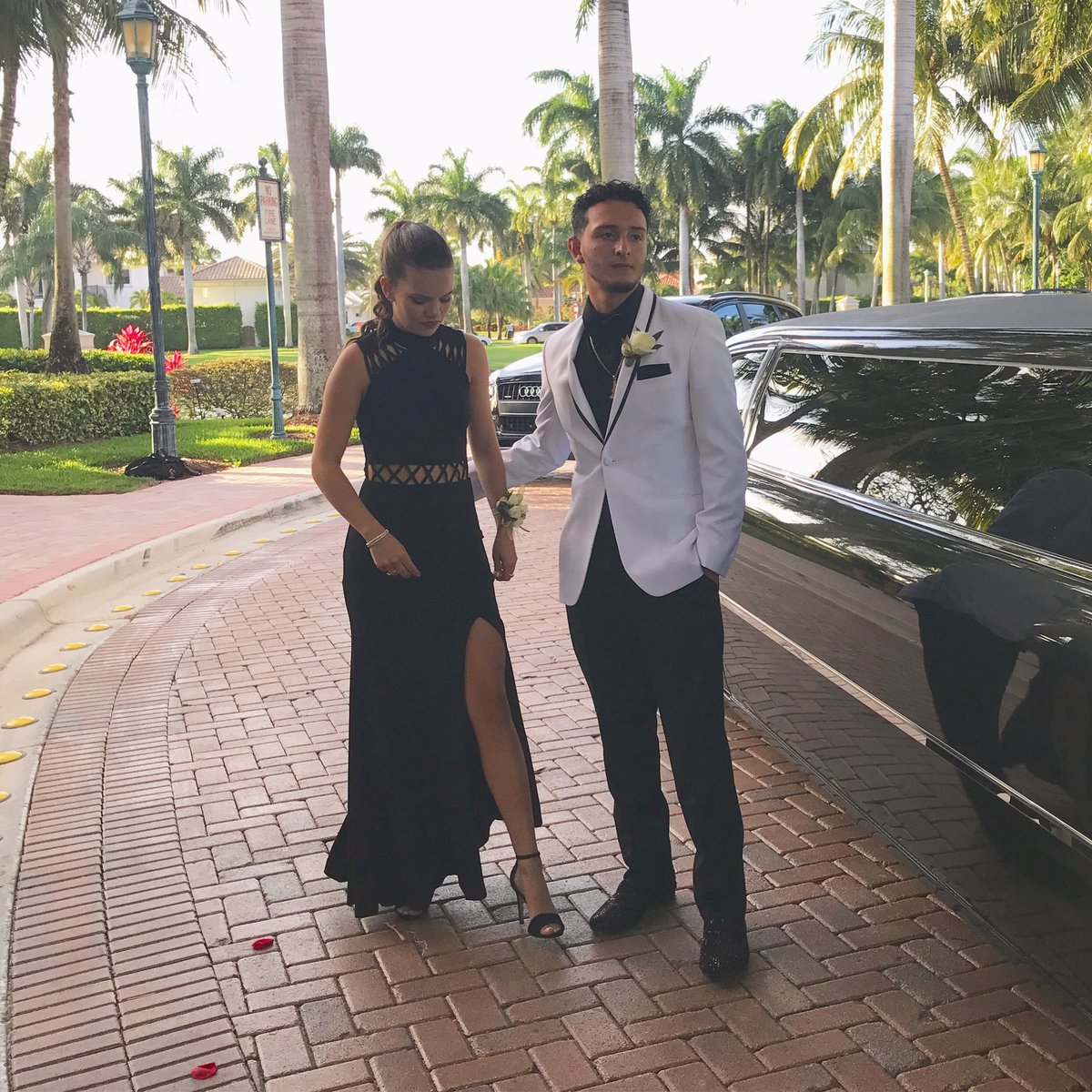 LeanneAllender's tweet photo. 🖤🖤 #hisprom #prom2k17 #MyLove https://t.co/bfBJfAeZzY