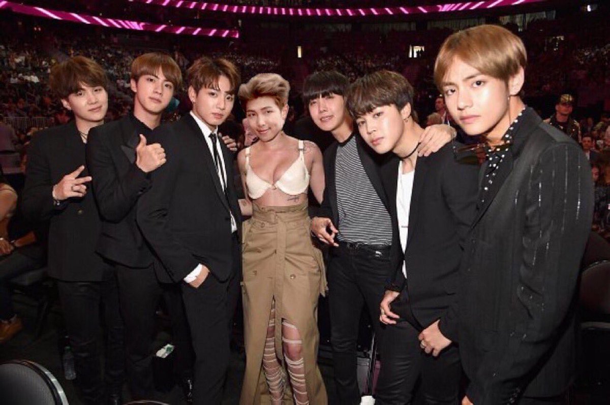 JIMINSPOTATO's tweet photo. Im laughing omg armys are so extra this is the best #BBMAs https://t.co/gCWWXbAn6y