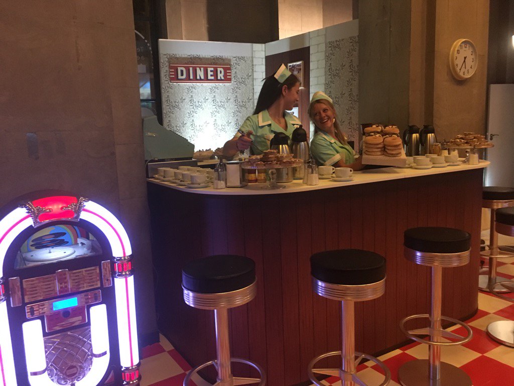 Nuestras camareras de twin peaks esperando a los invitados al visionado #eventosd6 #VuelveTwinPeaks