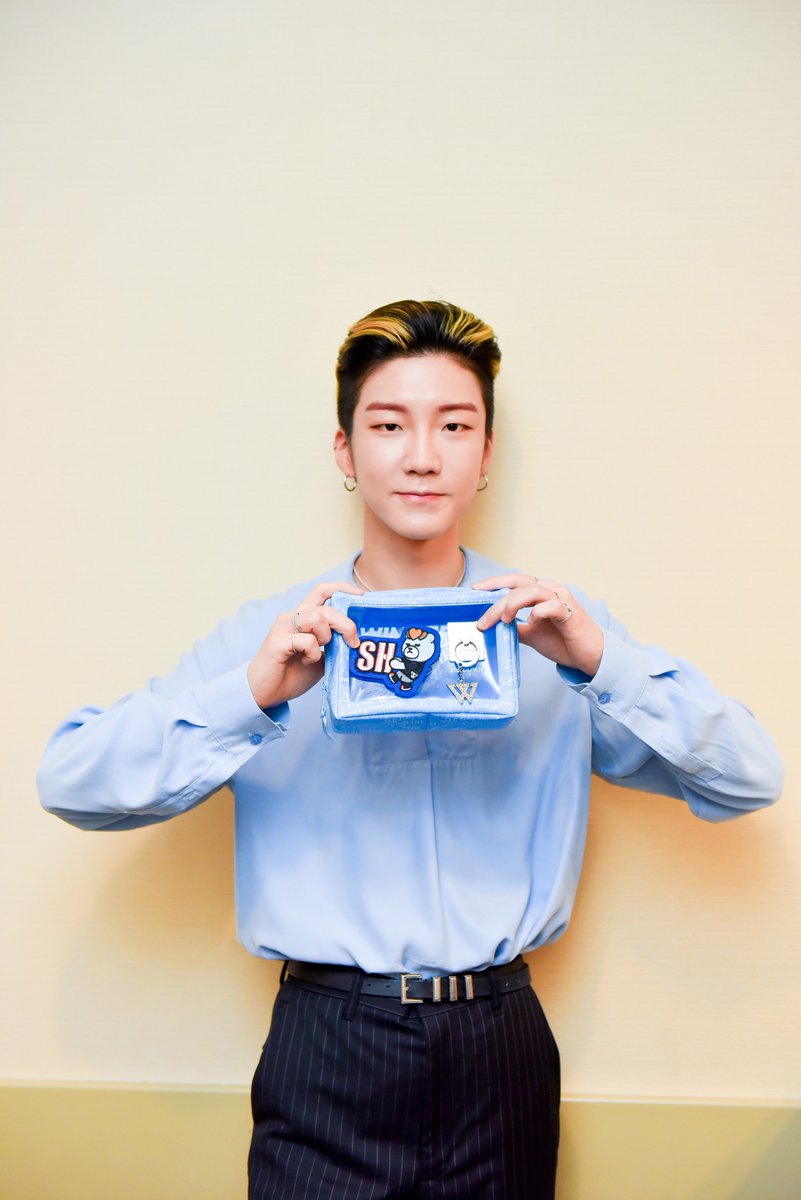 YGJAPANofficial's tweet photo. 【#WINNER】メンバーにお気に入りのグッズを持ってもらいました♥
明日からは、それぞれがモチーフとナンバーを手書きしたトランプのスペシャルSHOTを公開します😊😊😊😊🃏✨
⇒https://t.co/rFmIpIpKtF https://t.co/XdJF7HbZT9
