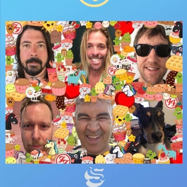 GrohlVeryGrohl's tweet photo. foofighters: Come on in... #FootoBooth ��� https://t.co/LmK8WWnSYX #DaveGrohl https://t.co/UBMYtL28zd