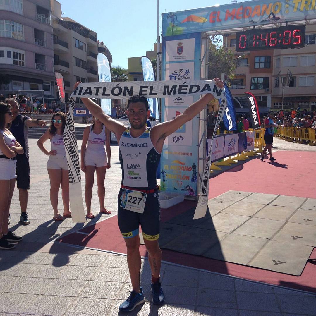 quirocanarias's tweet photo. Nuestros masajistas en pleno rendimiento para recuperar a los triatletas de la V Triatlón El Medáno celebrada ayer Domingo con @trimedano https://t.co/NtkBtGy3tF