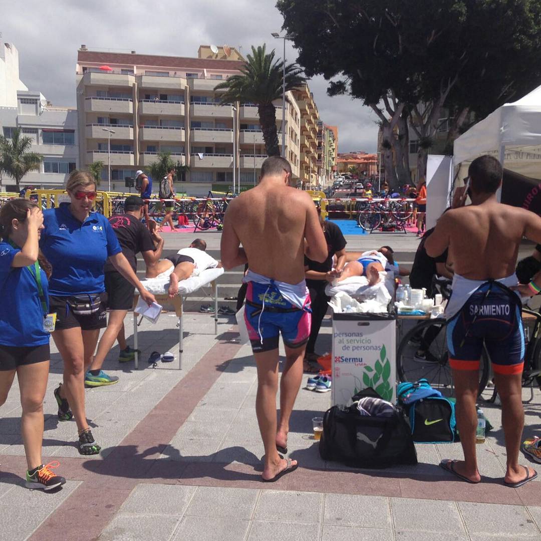 quirocanarias's tweet photo. Nuestros masajistas en pleno rendimiento para recuperar a los triatletas de la V Triatlón El Medáno celebrada ayer Domingo con @trimedano https://t.co/vB5KLBggmo