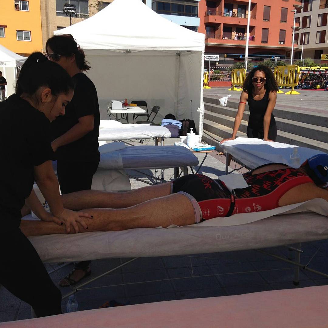 quirocanarias's tweet photo. Nuestros masajistas en pleno rendimiento para recuperar a los triatletas de la V Triatlón El Medáno celebrada ayer Domingo con @trimedano https://t.co/OdefUYdsZO