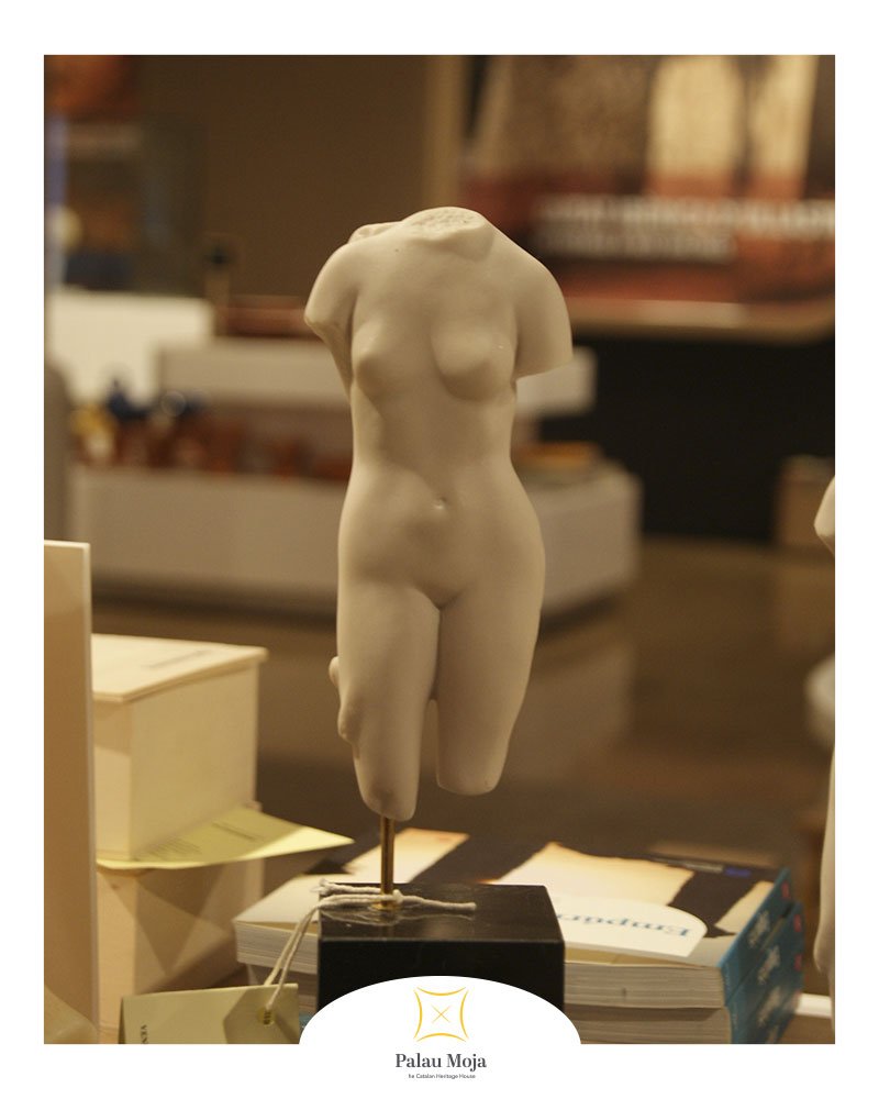 Emporta’t la figura de la deessa Venus  que tant et recordarà a l’època grega. Troba-la a la botiga del Palau Moja! #palaumoja #venus #art