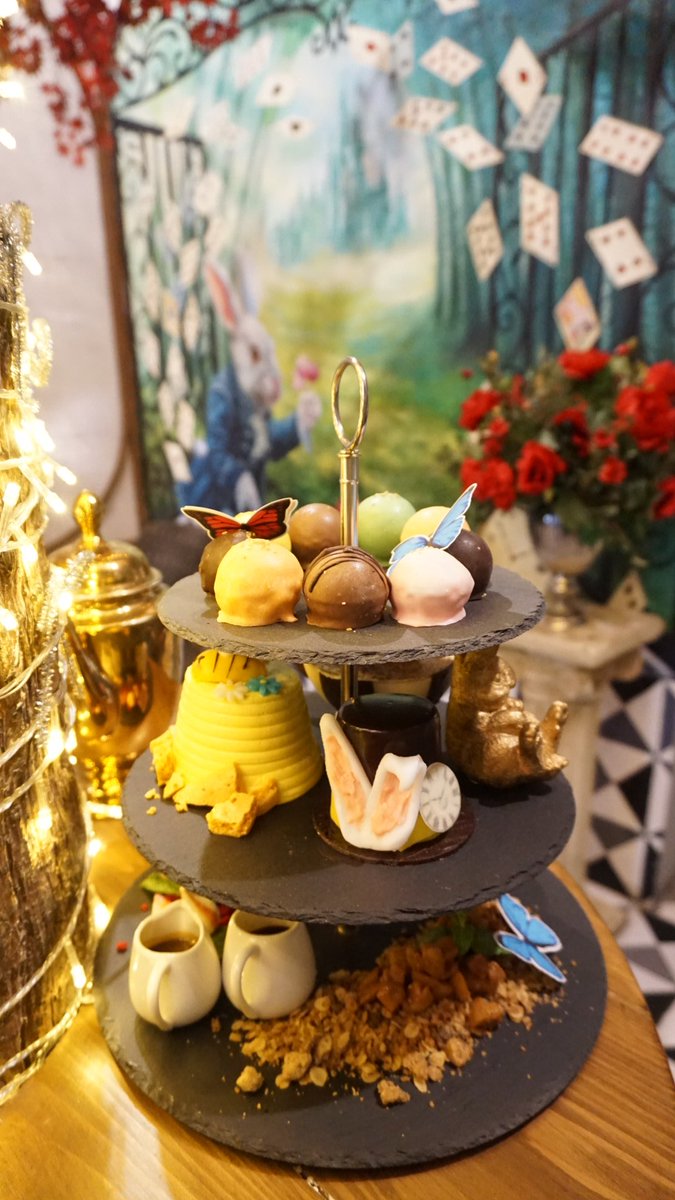 Jniewalker's tweet photo. ร้าน Perhaps Rabbit' คาเฟ่ธีม Alice in wonderland ร้านเล็กๆแต่ถ่ายรูปได้ทุกมุม ขนมมีกิมมิคเก๋ๆทุกอัน พนงน่ารักมากกก พูดจาดี บริการดี https://t.co/GCl18WFZ3G