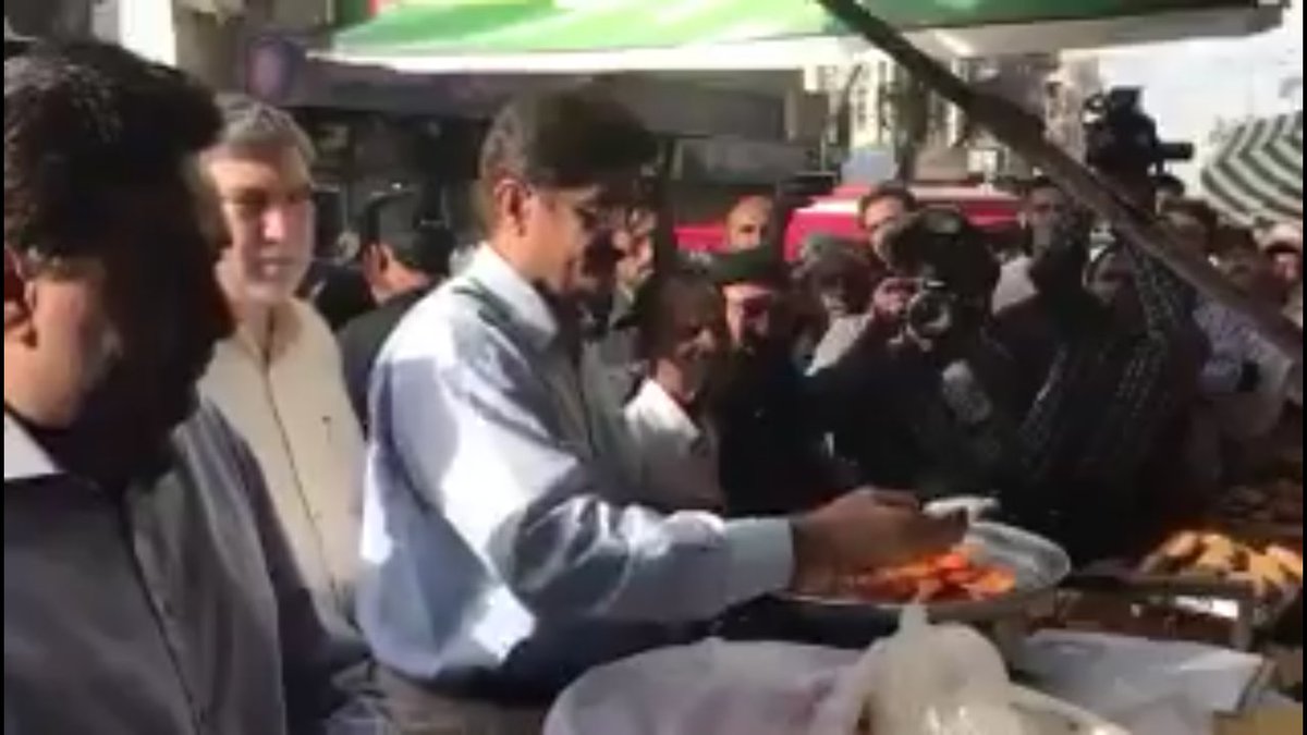 Arbabkhawar_1's tweet image. CM Sindh @SyedMuradPK along with Minister LG @jamkhanshoro Pay surprise visit of city &amp;amp; buy things for #Aftaar at #BurnsRoadKhi #PPP