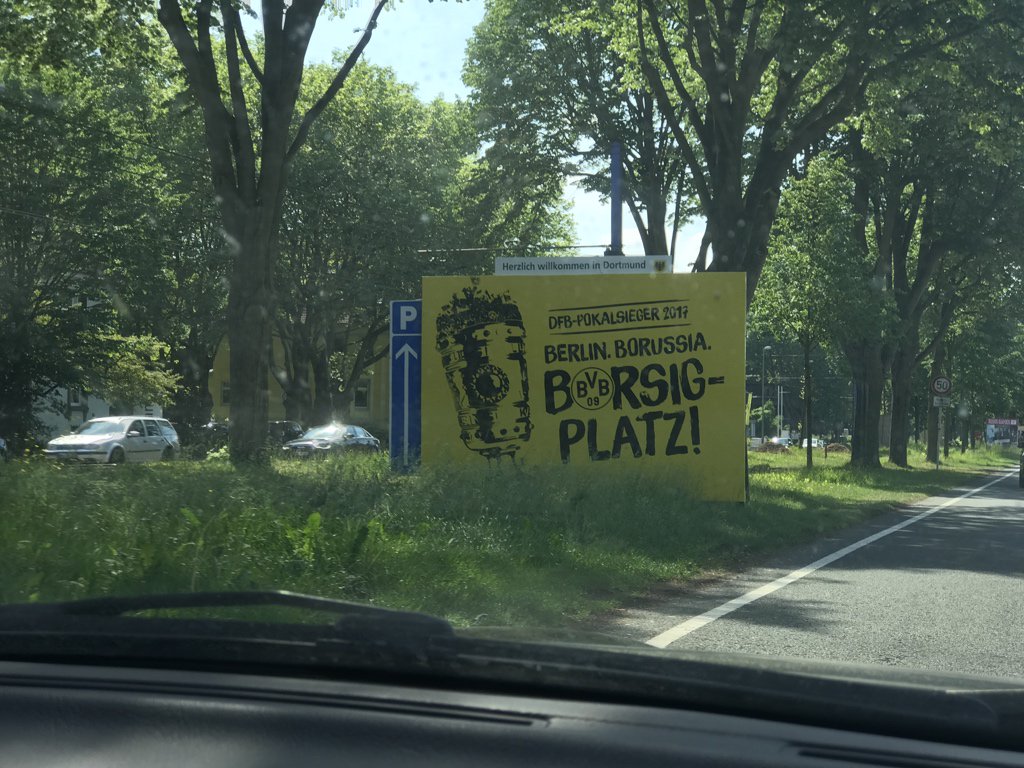 JensMatheuszik's tweet photo. Danke @stadtdortmund und @BVB - schön begrüßt ihr die Gäste, die vom @DortmundAirport kommen. :) #BVB #finaleBVB #Dortmund #dfbpokal https://t.co/Tmd28YxozJ