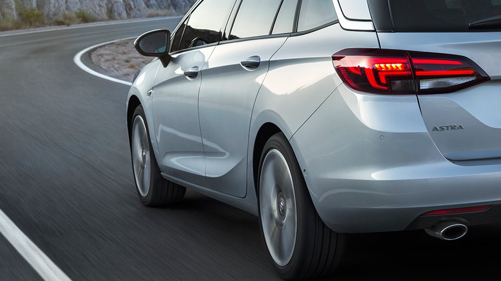 Mal wieder ein bisschen neben der Spur? Kann euch im #Opel Astra nicht passieren. bit.ly/UmparkenImKopf…