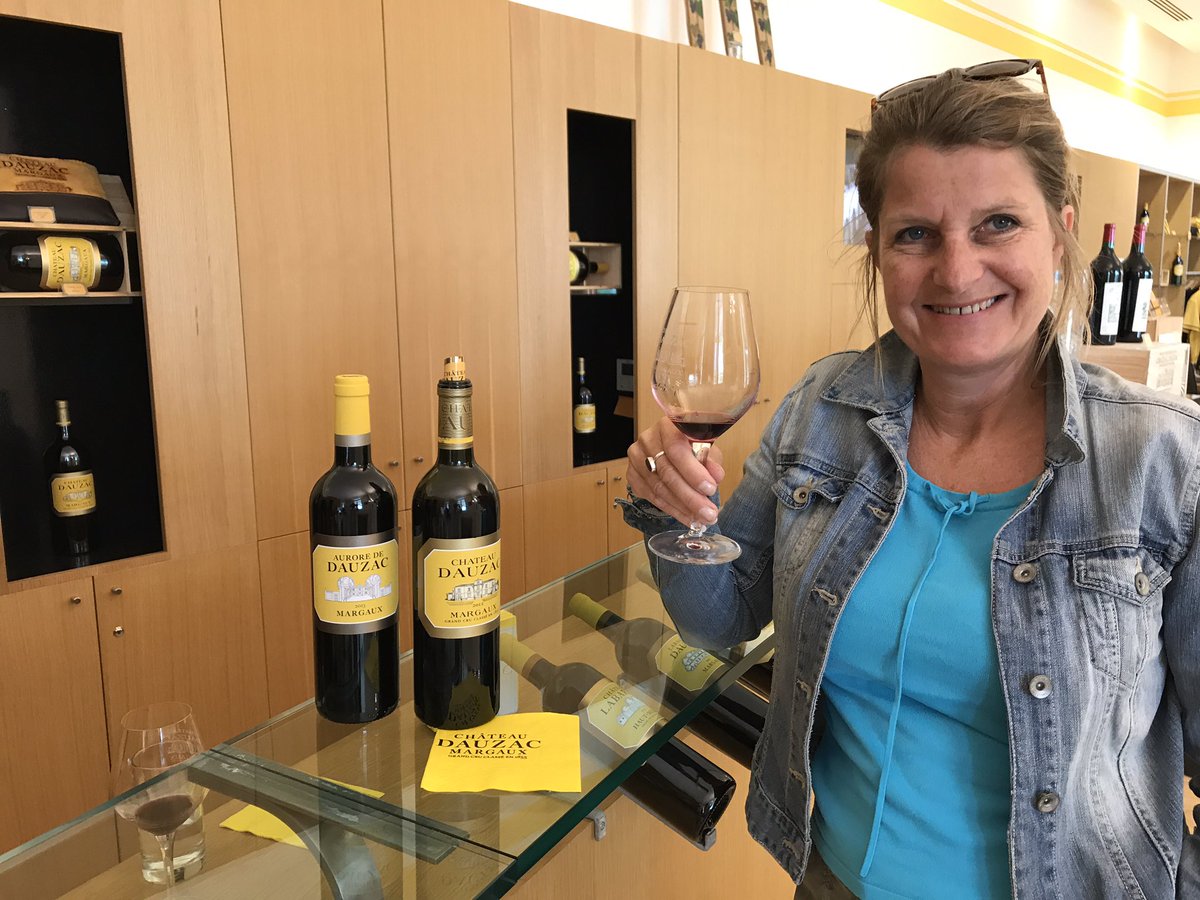 ICIMarketing's tweet photo. Tour des châteaux #Margaux en @MemosineTours.  #Bordeaux #innovation #vin #vignoble #feelfrance https://t.co/HRzclVWPwj
