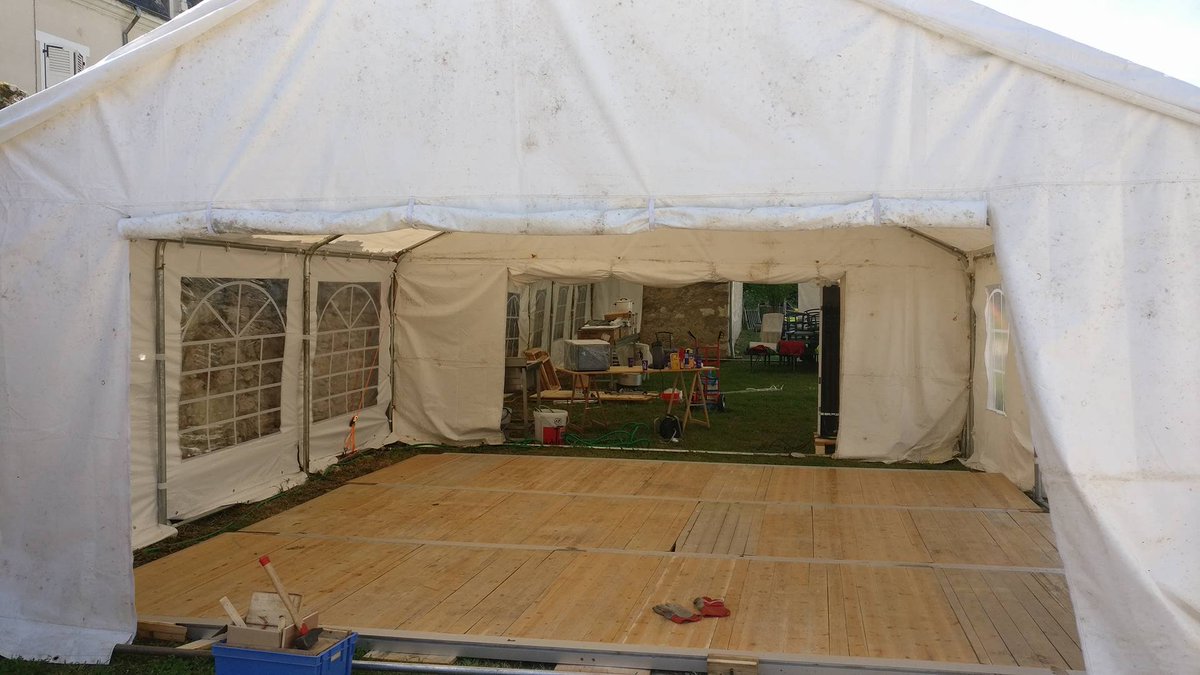 GeekFaeries's tweet photo. Le montage progresse vite et bien. Demain débarque le gros de l'équipe, faut que tout soit prêt ! #backstageGF #GF2017 https://t.co/6RXb8gbdSV