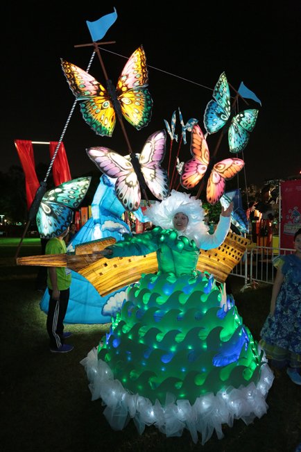 CultureLPool's tweet photo. Half term plans with the kids? Join us in Camp Hill with @LanternCompany for a FREE family night of fun! https://t.co/IvFq37kSFb 🌟🎇 https://t.co/xQccURhXEF