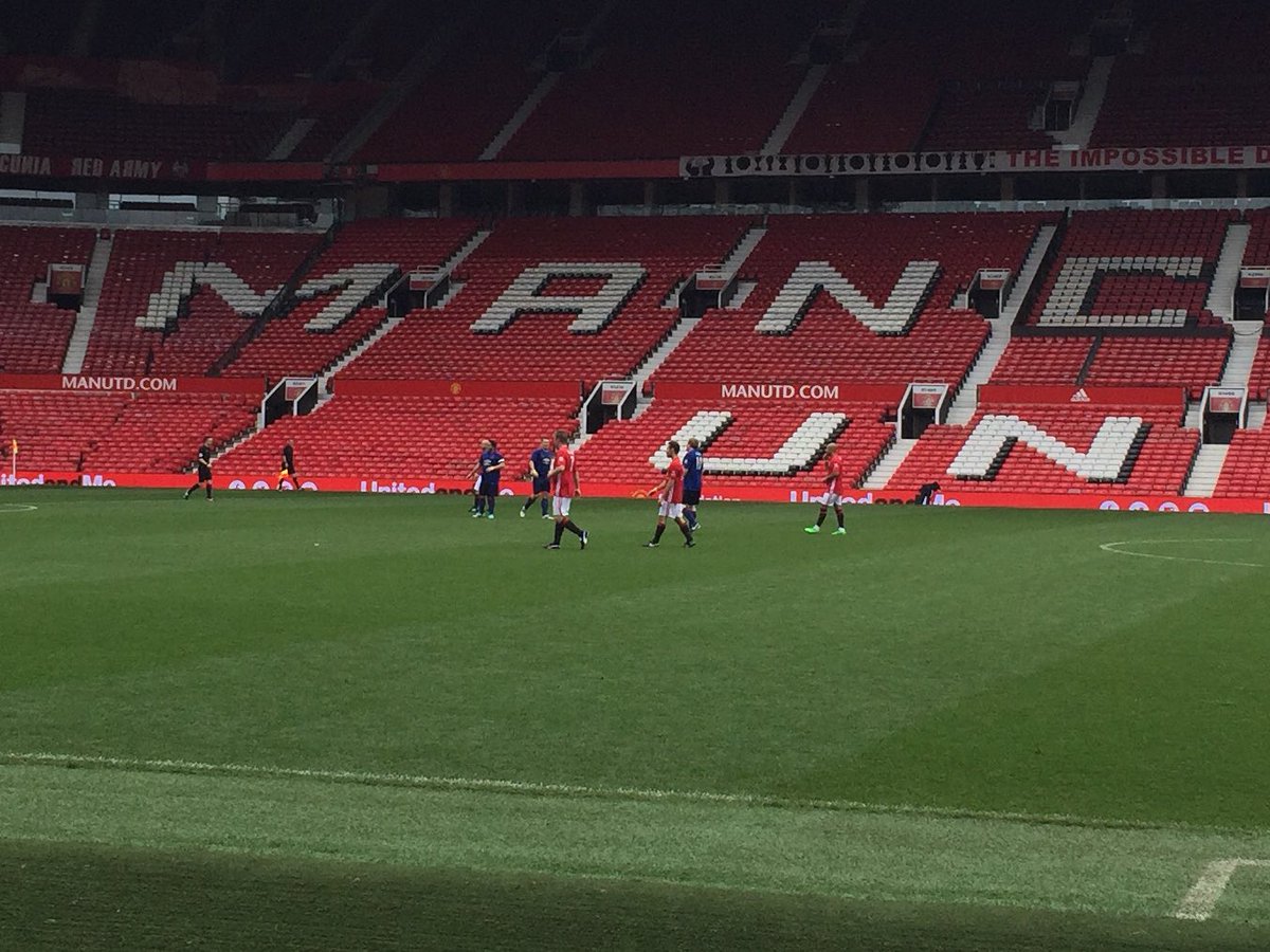 ⚽️ 1-2 at Old Trafford. <a href="/ManUtd/">Manchester United</a> Away 9 #DavidLarge rounds the keeper and slots home to fire his team back into the lead (13mins)