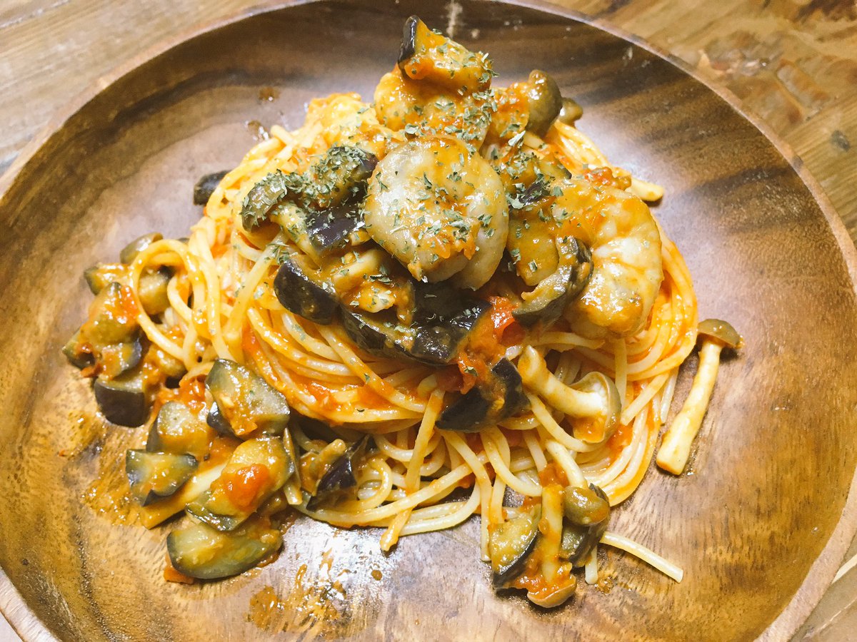 merci_kensuke's tweet photo. イタリアが長靴に似ているんじゃない、長靴がイタリアに似ているんだ！（『魏志倭人伝』より）
冷蔵庫にあったエビとナスで作ったパスタ。ミラノ風でも地中海風でもなく、ただただ残り物風。

＃料理 ＃パスタ ＃海老 ＃茄子 ＃トマト https://t.co/Lr56Yqlz5A