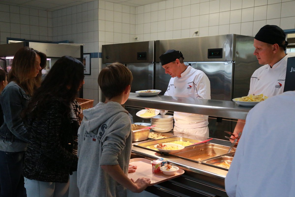 lamayenne's tweet photo. Restauration scolaire : près de 90 % des produits servis dans les collèges publics sont français et plus de 50 % sont locaux. Pari tenu ! https://t.co/SF3J8FRfVt