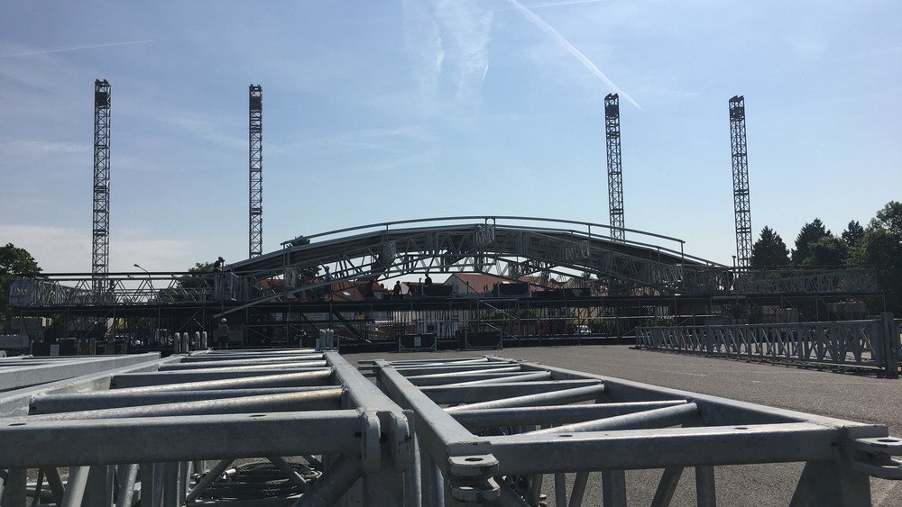 FFHRegional's tweet photo. Heiße Vorbereitungen für den #Hessentag2017 in #Rüsselsheim: Aufbau in der ... https://t.co/HNARgNzZFy https://t.co/4RYrBLTTtD