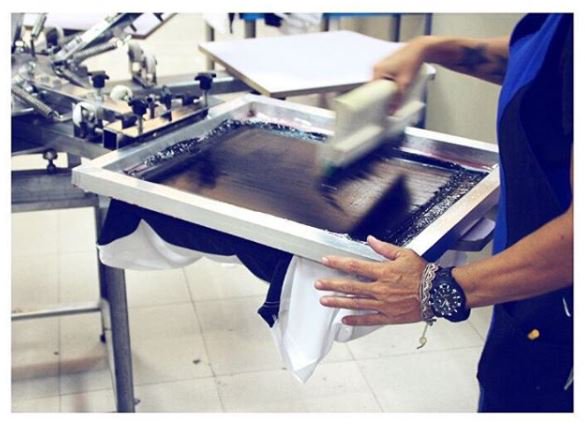 copicentro's tweet photo. Comenzamos la semana en el departamento de #serigrafía de #Copicentro realizando un trabajo de camisetas serigrafiadas https://t.co/8LmVDaTg6Y