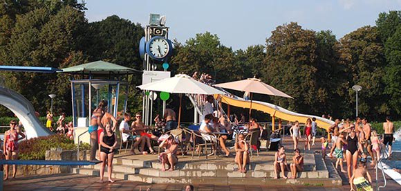 Labelfox's tweet photo. Schlechte Nachrichten für #Selfies mit #Smartphone &amp; Co! #Sommer findet im #Freibad mit abgeklebter #Kamera statt! https://t.co/ubRYRM6Rho https://t.co/DXLN2BB4zT