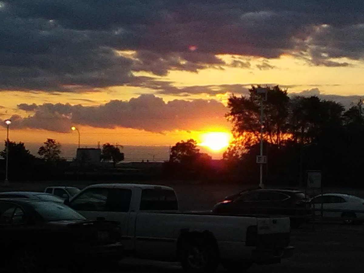 DetroitSportsMa's tweet photo. @rooprajfox2 @FOX2News Beautiful ☀ rise over #GMTechCenter #HappyMemorialDay https://t.co/NHRjpAGeCb