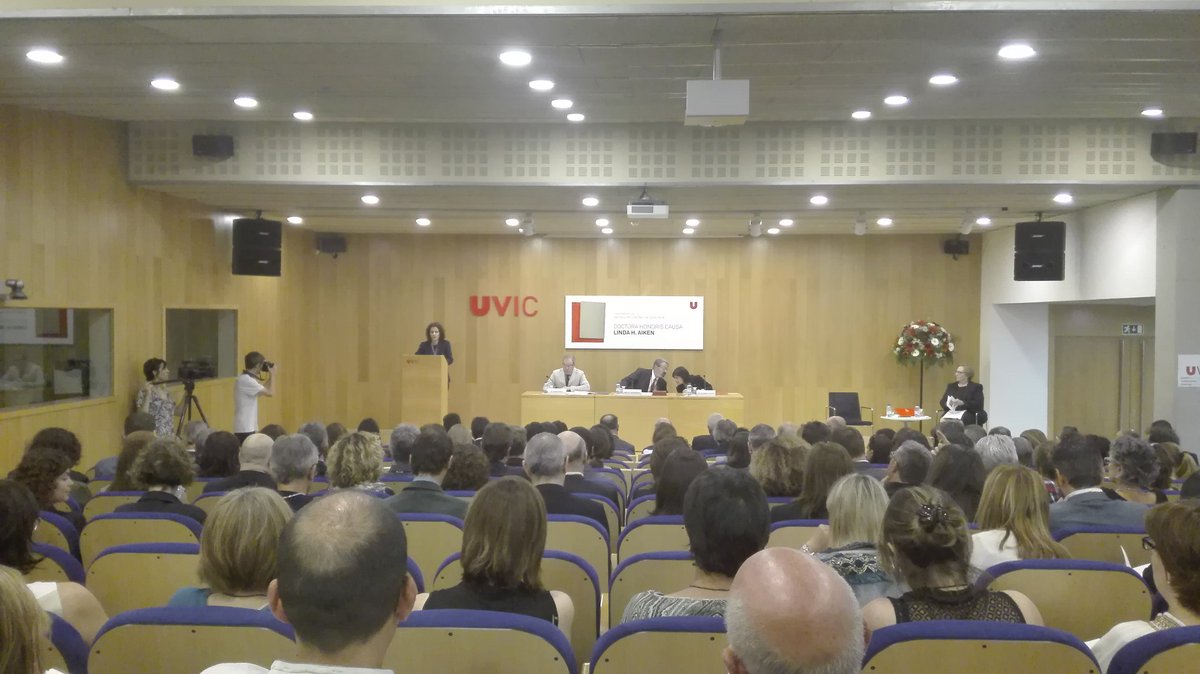 La degana Dra. Paola Galvany apadrina la Dra. Línda H. Aiken a l'acte d'investidura Doctora Honoris Causa #UVic