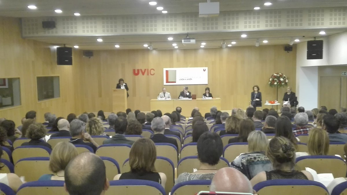 La Dra. <a href="/mireiafeu/">Mireia Subirana. RN, MsN, PhD, FEANS</a> presenta el Laudatio de la Dra. Aiken en l'acte d'investidura Doctora Honoris Causa @uvic_news