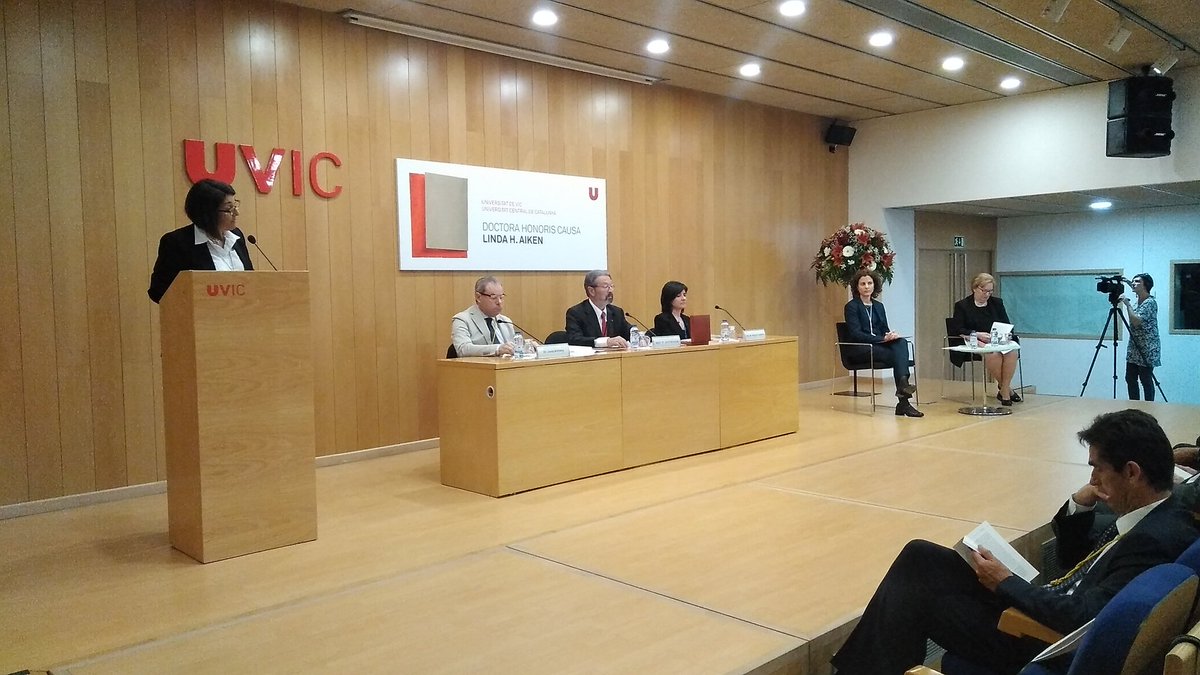 La Dra. Mireia Subirana fa la Laudatio de la Dra. Aiken, reconeixent els seus èxits i el seu lideratge infermer a nivell mundial. #DHCAiken