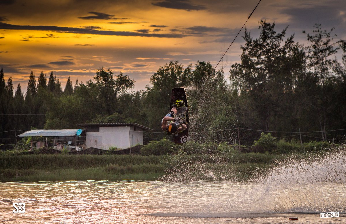 andreyshred's tweet photo. S-bend Into the sunset.
#shredbreak #wakeboarding #cablepark #kitecablethailand #sunset #sbend #slingshot #slingshotwake #shredtown https://t.co/1Kw0nDg5BO