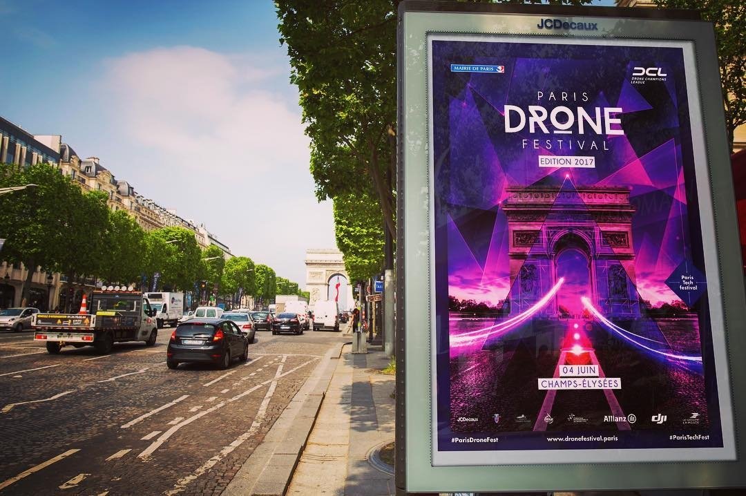 ParisDrone's tweet image. Le #ParisDroneFest s'affiche sur les Champs! Le 04/06, les droneracers vont hurler au pied de l'Arc de Triomphe 🚀dronefestival.paris