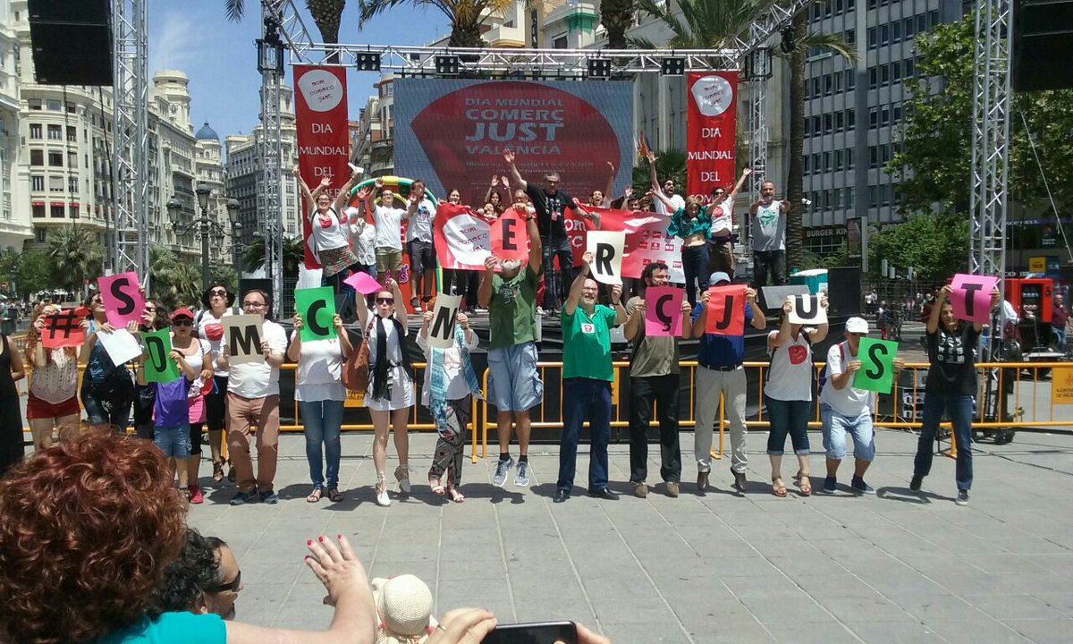 VLCenComu's tweet photo. @Berto_Jaramillo ayer en el día del Comercio Justo. Jornada de actividades promocionando productos sostenibles y ecológicos #SomComercJust https://t.co/9xjLoP1F3S
