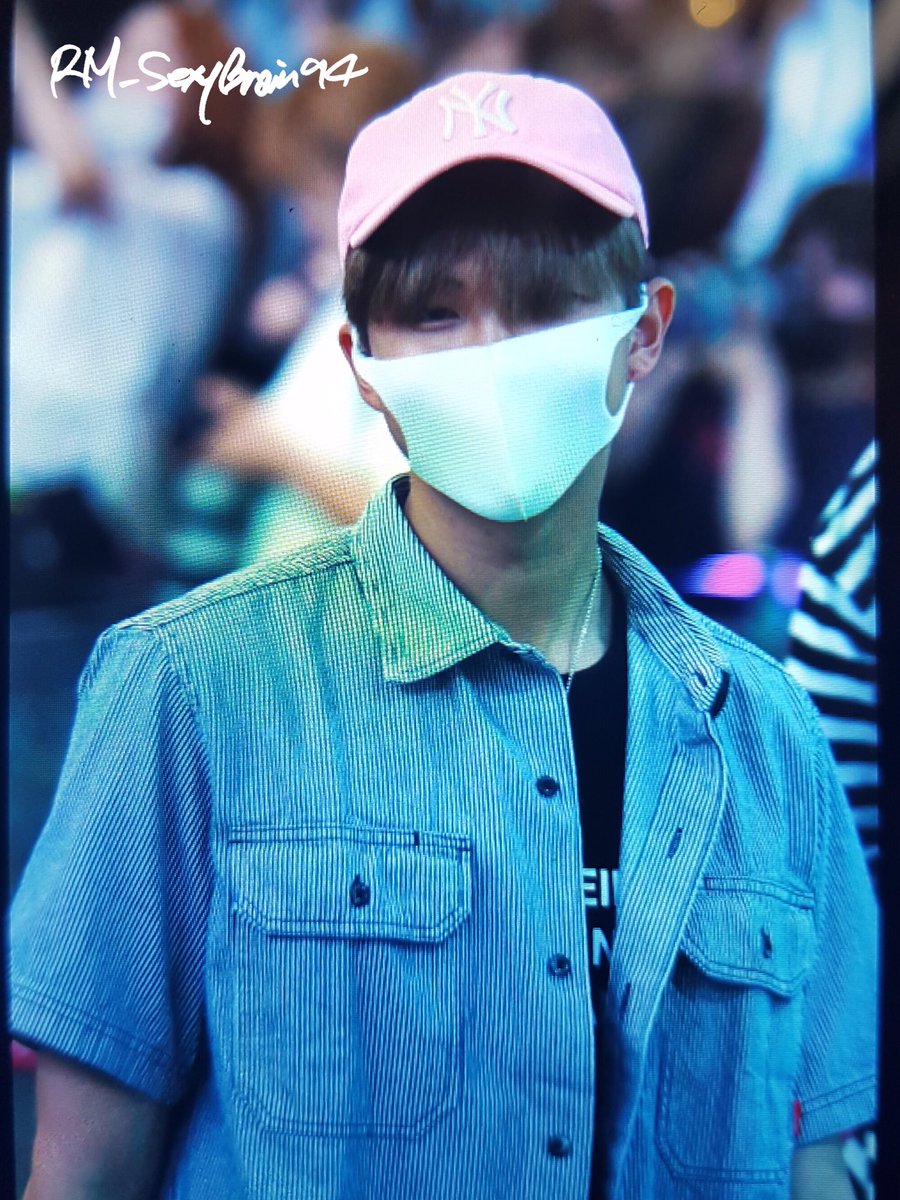 Preview] 170529 김공출국 #남준 #알엠 #RM #랩몬 #RapMonster 
ㅠㅠ눈웃음 다 보인다구요😊☺️🌹