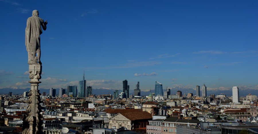 Vista panoramica della città di Milano vista dalla terrazza del Duomo