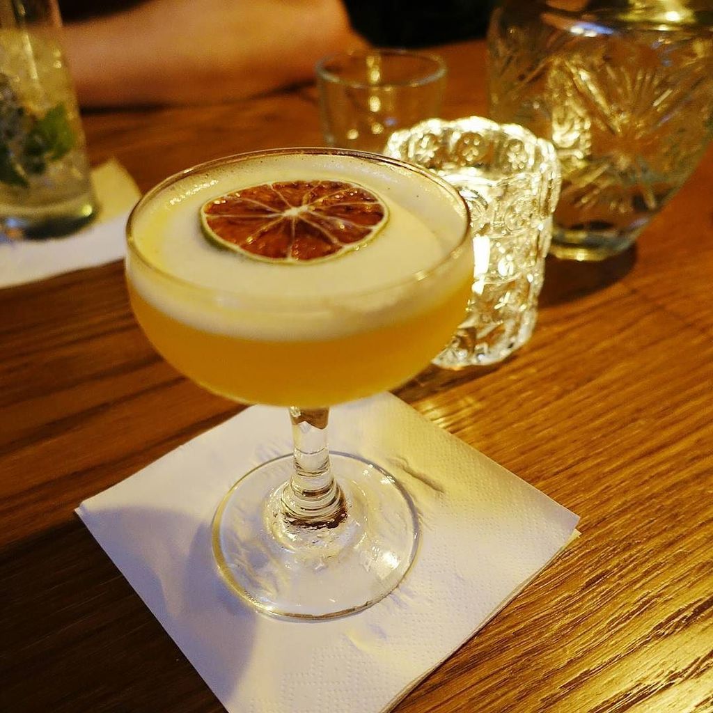 Plutomeisje's tweet photo. Polish days end in Polish nights 🍸

#visitwarsaw #hellopoland #citytrip #warsaw #warsawcitytrip #warchau #travel #… https://t.co/08T6YXRmT8 https://t.co/BQaLy2pCIF