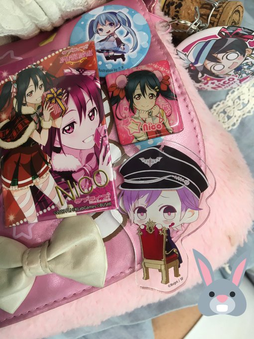 こないだしょこたんにもらったカナトくん、 にこにーの隣につけてみた╰(*&acute;︶`*)╯♡ https://t.co/TghsJOPQFp