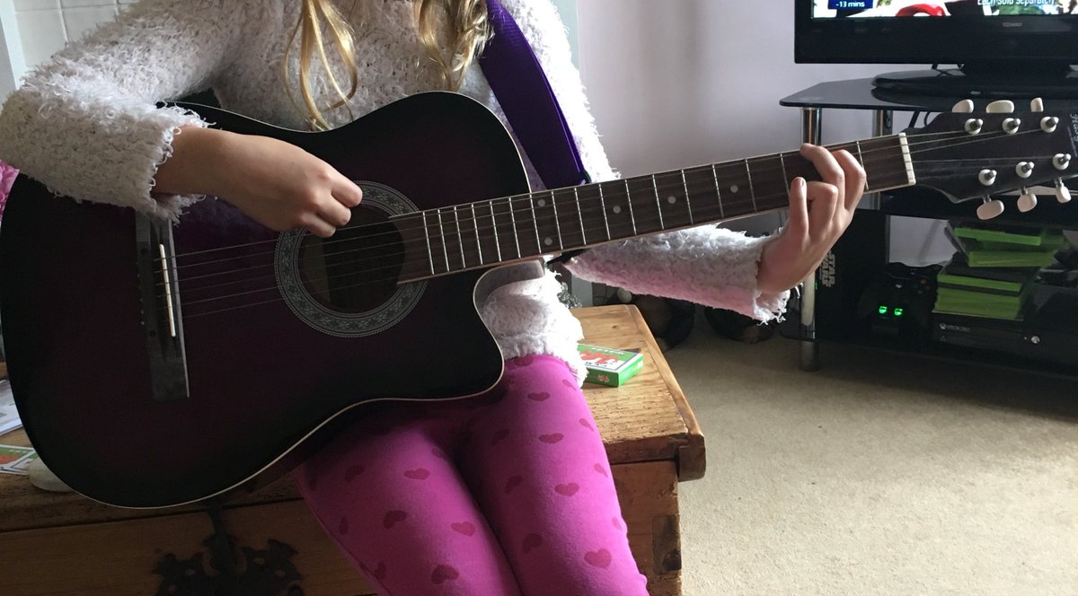 Andythegwarve's tweet photo. G-Chord smashed #guitarlesson #gigbox #girlgwarve 🎸 https://t.co/Thv7YS59VE