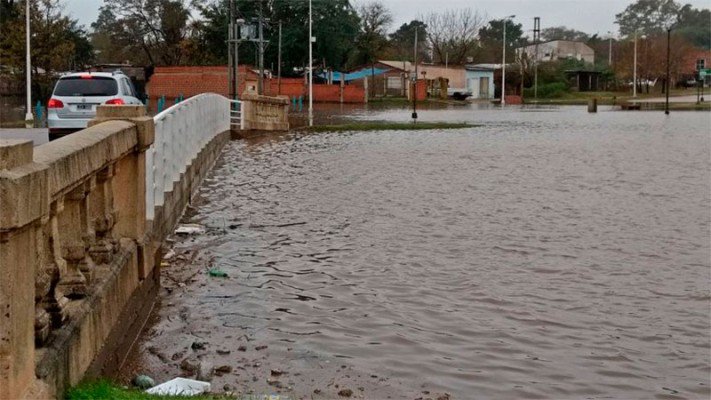 fmlitoralparana's tweet photo. #Concordia: El #RíoUruguay continúa creciendo y son 40 las familias evacuadas --->> https://t.co/M8EC80W9hA https://t.co/JQEiKmiXTy