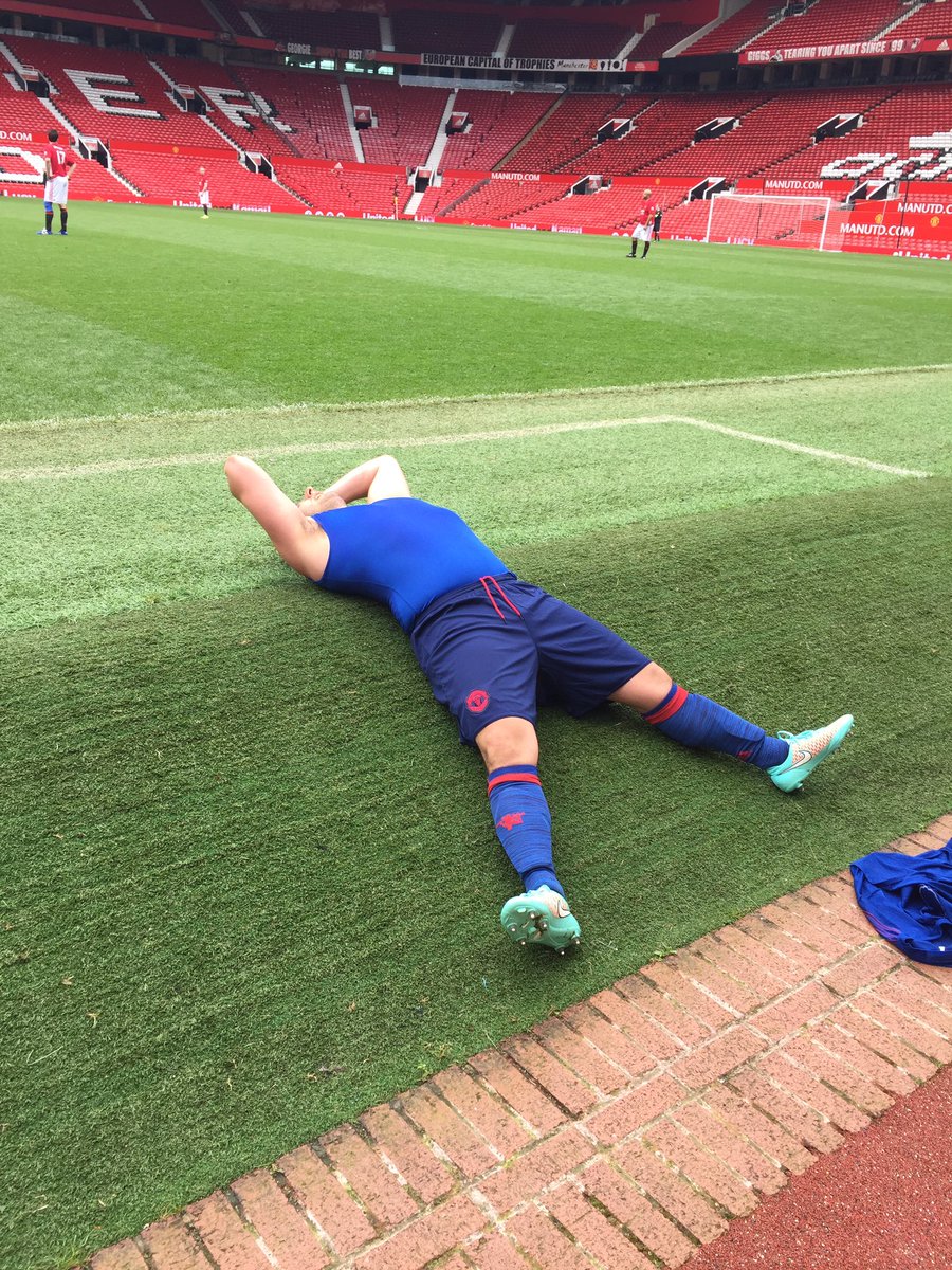 ⚽️ 4-7 at Old Trafford. <a href="/ManUtd/">Manchester United</a> Away Captain <a href="/ronjumbo/">Bill Billy</a> with a fantastic left foot finish and celebration to match! (78mins)