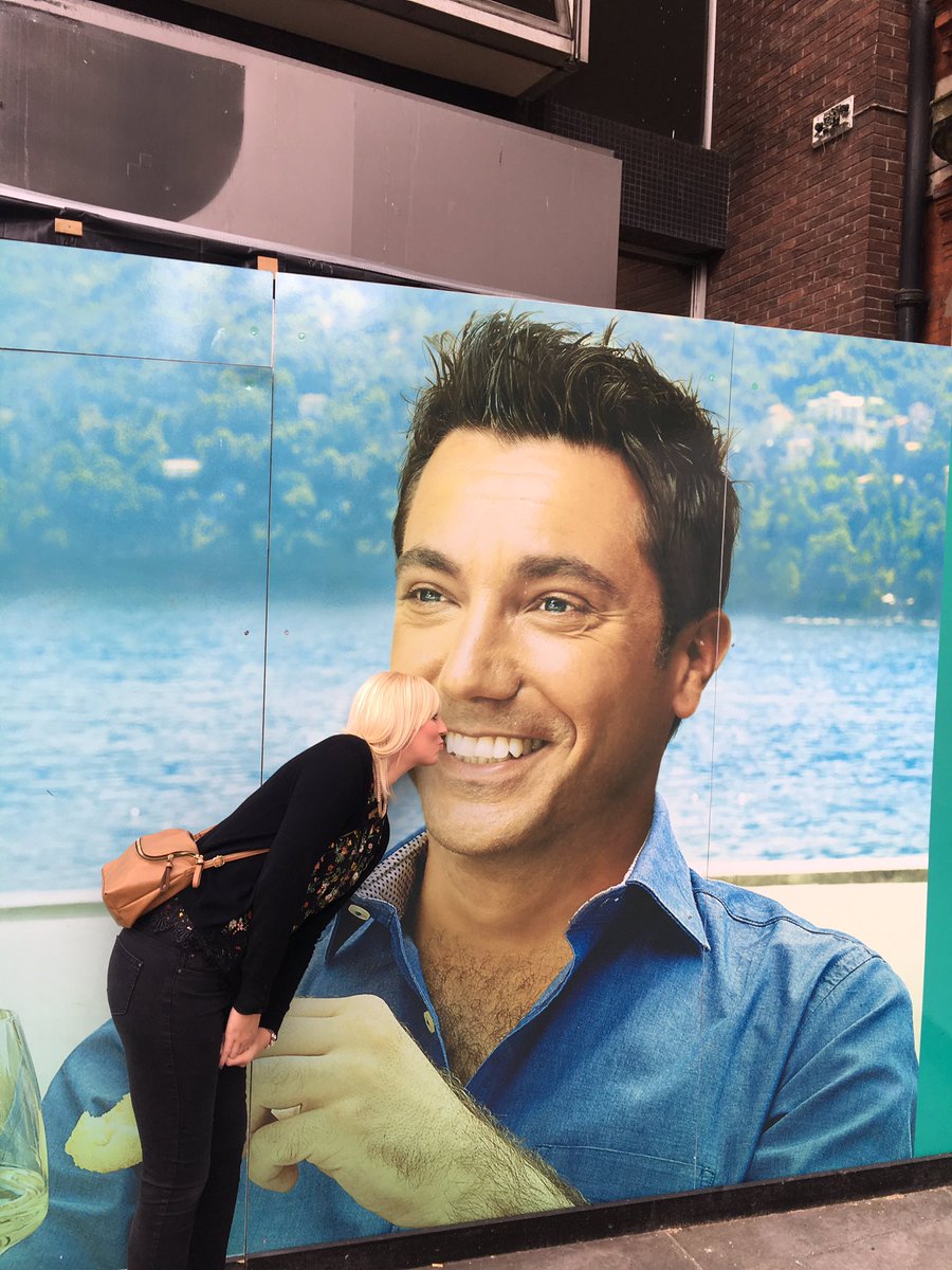 Cheeky kiss for <a href="/Ginofantastico/">Gino D'Acampo</a> 😘 #Liverpool xx