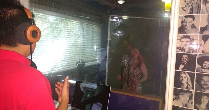 PeriodicoQuequi's tweet image. Cumplió su gran sueño de interpretar un tema, bajo la dirección del productor musical del Divo de Juárez. ow.ly/YSUc30c7ctA