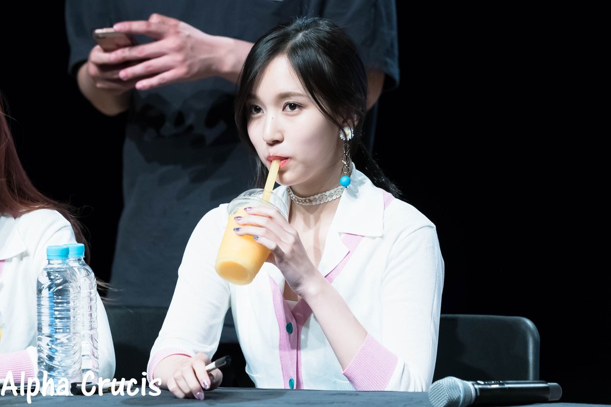 AlphaCrucis0324's tweet photo. 170527 팬사인회 일지아트홀　사인회 시작2 #MINA #미나 #ミナ #名井南 #TWICE #트와이스 https://t.co/FaHktVLv66