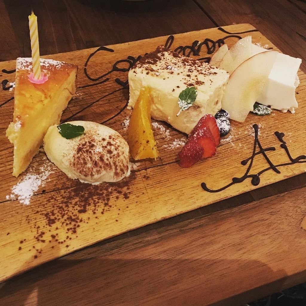 菊池亜衣 たそ 自分の誕生日会なのすっかり忘れててマジでビックリした 笑 おなじみのご近所ジム友がお祝いしてくれたのです 見た目はもちろんお味も完璧 ガルエデン 外苑前 表参道 バースデー スイーツ イタリア語でハッピーバースデー