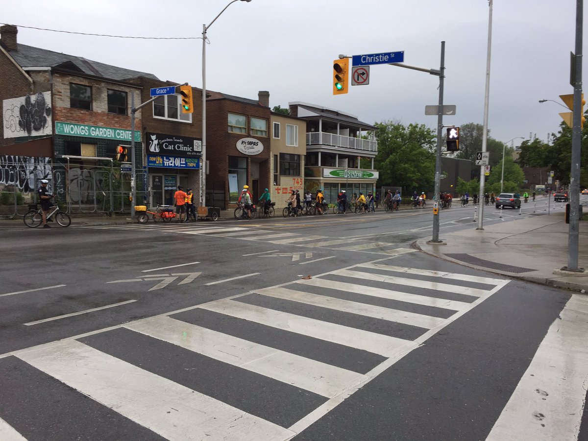 m_layton's tweet photo. Perfect timing to meet up with #BikeToWorkDay ride on Bloor. @CycleToronto @CycleW19 https://t.co/efNFTKZNLB