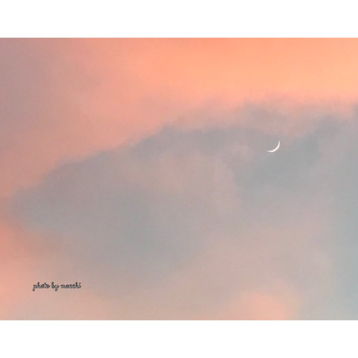 mocchi385's tweet photo. ほわほわ夕焼け雲の合間に
お月さま🌙

#空 #夕焼け雲 #茜空 #オレンジ色 https://t.co/UuBeu8489l