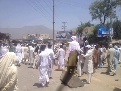 TeamPPP_KP's tweet photo. PTI loose its workers to attack govt installations, a dangerous trend being introduced by the provincial rulers.
President @MHamayunKhan https://t.co/tIHnCDaZmD