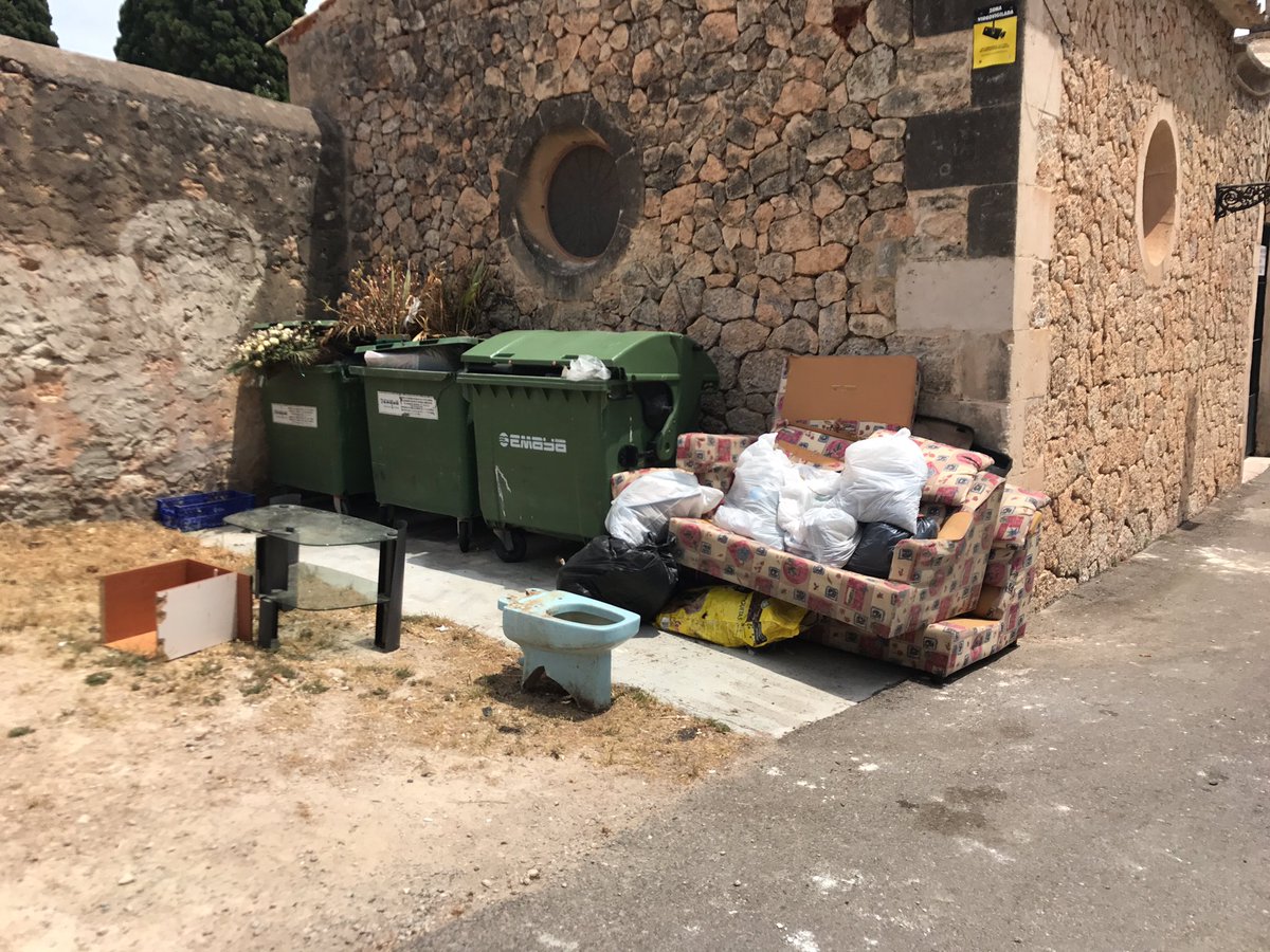 Agustin_elcasta's tweet photo. Vaya, vaya, parece que alguien no ha entendido lo de la recogida de trastos. La foto es en el Cementerio de Sa Vileta https://t.co/GpFzu9EwRJ