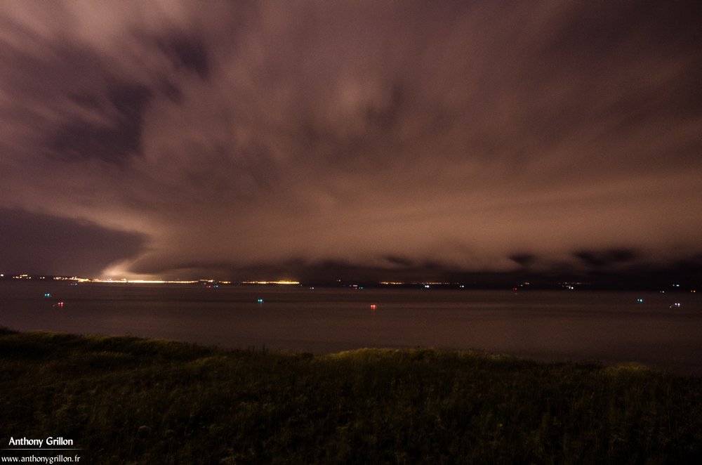 AnthoGrillon's tweet photo. Mes quatre plus belles photos des #orages de la nuit du 28 au 29 mai (23h à 1h) au cap de la Hève (76). @AnthoGrillon #nature #storm #photos https://t.co/LnxnN5cZ2v
